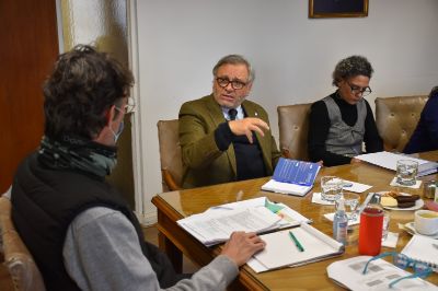 El decano de la Facultad de Derecho, Pablo Ruiz-Tagle, se reunió con el vicerrector de Asuntos Académicos, Claudio Pastenes, y su equipo, para abordar la labor preparatoria a la muestra intencionada de programas formativos.