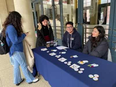 Los estudiantes Emilio y Loreto los esperan en el stand de la Facultad de Derecho para impulsar la respuesta a las encuestas