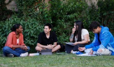 “Siento que en la universidad me han ayudado mucho, al menos en el ámbito de nivelación, porque venía con una base terrible, sobre todo en ciencias. Me costó mucho la física al principio, entonces tenía tutorías entregadas por la universidad. Desde que entré a la U me envían correos preguntando si necesito algo: tutoría, conectividad, conversar…”, dice Nairobis Almonord  