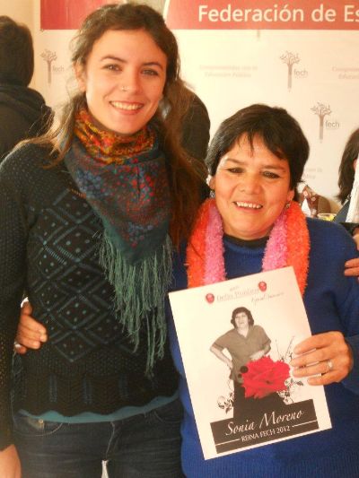 En 2012 Sonia Moreno fue elegida "reina FECh". En la foto con la presidenta de la época Camila Vallejo.