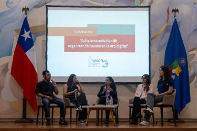 El panel del conversatorio “Activismo estudiantil: Organizando causas en la era digital”.