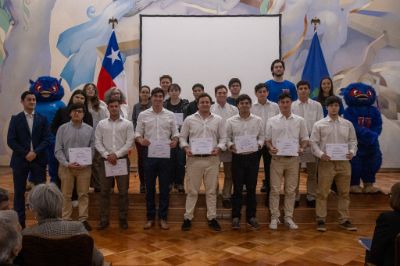 La última parte de la ceremonia estuvo centrada en hacer reconocimientos a deportistas destacados que han representado a la Universidad en competencias internacionales.