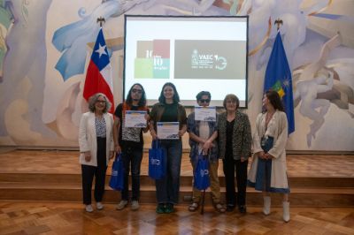 Durante la ceremonia se entregaron los premios a los tres ganadores del concurso “Captura tu vida universitaria”.