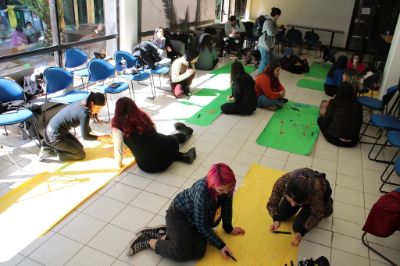 Estudiantes en el taller de cartografía corporal.