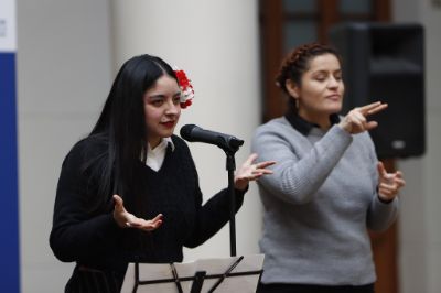 Valentina Orellana, actriz egresada de Teatro de nuestra casa de estudios.