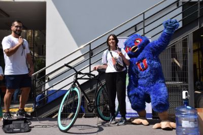 Andrea Darwit, estudiante de quinto año de química y farmacia, fue una de las ganadoras de las dos bicicletas sorteadas en la jornada.