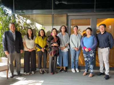 Equipo Universia entraga reconocimiento a Dirección de Género de la Universidad de Chile