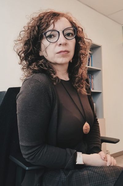 Ángela Tironi, coordinadora del Centro de Lenguas y Culturas del Mundo de la Facultad de Filosofía y Humanidades.