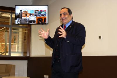 Enrique Manzur, vicedecano de la Facultad de Economía y Negocios. 
