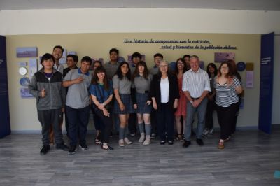 Foto final entre estudiantes, profesores y directivos del Colegio Mariano Latorre, Inta y VAEC.