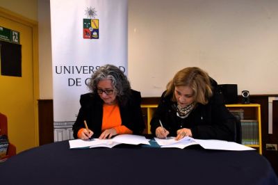 Josiane Bonnefoy, vicerrectora de Asuntos Estudiantiles y Comunitarios y Ana María Riveros, directora del Colegio firmaron el protocolo de colaboración.