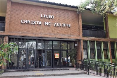 El Liceo Christa McAuliffe está ubicado en la comuna de El Bosque y su comunidad educativa la integran 300 estudiantes.