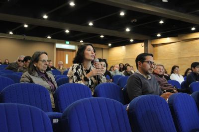 Docentes participaron de preguntas interactivas basadas en casos reales, reflexionando sobre la forma de abordar crisis en las salas de clases. 