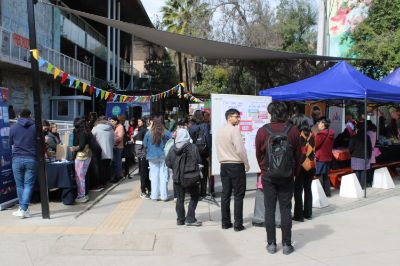 Intervención en el Campus Juan Gómez Millas. Durante 2024 se han realizado más de 50 actividades divididas en las 17 unidades académicas de la Universidad de Chile, logrando una cobertura total con ferias de distinto tamaño.