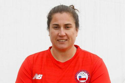 Karen Gallardo es entrenadora de la selección de atletismo – lanzamiento de la Universidad de Chile y es poseedora del récord nacional de lanzamiento con 61,1 metros.