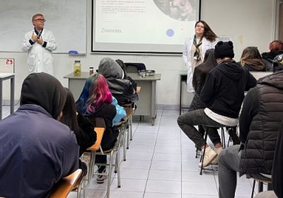 Estudiante en el taller de zoonosis parasitaria a cargo de los académicos Galia Ramírez y Fernando Fredes.