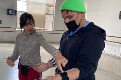 La académica Francisca Morand y el estudiante Jesús San Martín probando las "pulseras". 