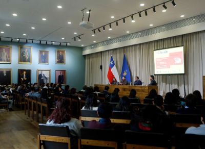 La ceremonia del lanzamiento se realizó en el salón Domeyko de la Casa Central de la Universidad de Chile.