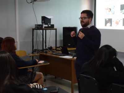 ¿Qué hace un tecnólog@ médic@? charla dictada por el docente U. de Chile, Sebastián Indo.