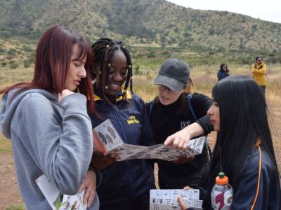 Durante el recorrido, los y las estudiantes revisan la Guía para el visitante.