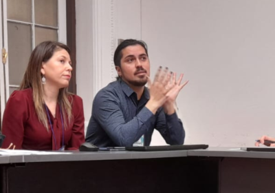 Karla Reyes (DEPREG) y Rodrigo Rebolledo (PACE UCH) durante la presentación.
