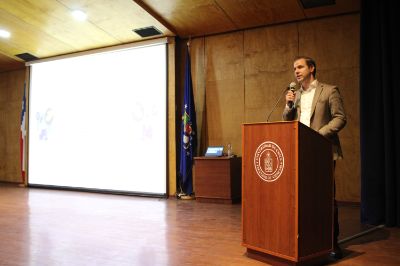 “La salud mental se ha convertido en algo fundamental en nuestro quehacer diario. Estamos contentos de tener esta actividad, para aprender a abordar de mejor manera estas situaciones en nuestras salas de clases, en la administración y en el campus en general”, comentó el Prof. Robert Frederick, Vicedecano de la Facultad de Ciencias.