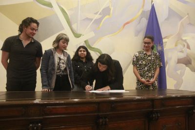 Los representantes estudiantiles firmaron una copia de los nuevos estatutos y los entregaron al Archivo FECH