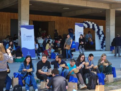 La jornada culminó con un almuerzo comunitario, donde los asistentes tuvieron la oportunidad de compartir en un ambiente distendido.