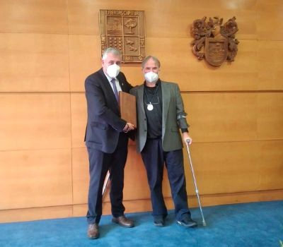 Egresado Ricardo Rozzi junto al rector de la Universidad Austral de Chile, Hans Richter.