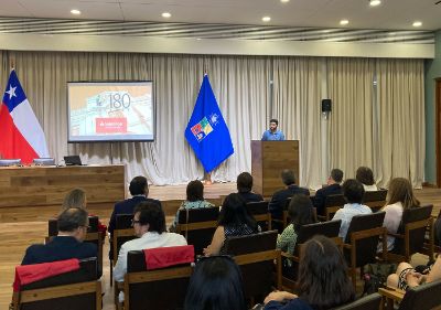 En la ceremonia entregó su testimonio Hugo Gutiérrez, estudiante de Administración Pública y becario de la generación 2021 que estudió en Barcelona gracias a la beca.