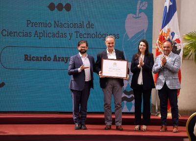 También recibió un reconocimiento el egresado de la Casa de Bello, doctor Ricardo Araya, acreedor del Premio Nacional de Ciencias Aplicadas y Tecnológicas.