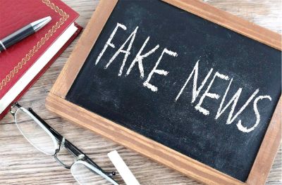letrero que dice fake news