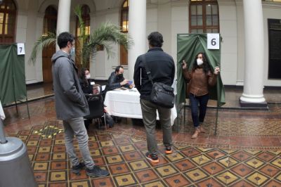 Las mesas de votación se encuentran en los patios Andrés Bello y Domeyko.