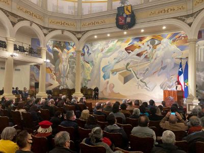La comunidad U. de Chile participó de la lectura del acta y del dicurso de Rosa Devés en el Salón de Honor.
