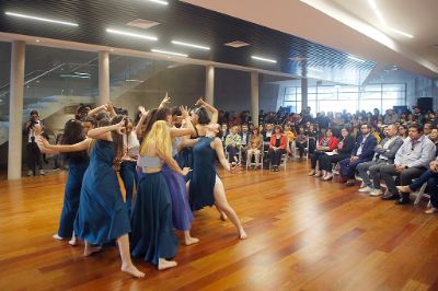 La U. de Chile inauguró su Plataforma Cultural, de la mano de diversas experiecias artísticas, como la danza a cargo de las y los estudiantes de la profesora Nuri Gutes.