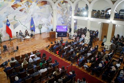 Este lunes, en el Salón de Honor de la U. de Chile, se realizó la ceremonia de Mejor Docente de Pregrado que en esta ocasión homenajeo a 42 académicos y académicas de la Casa de Bello. 