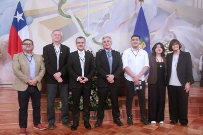 La Rectora Rosa Devés entregó la Medalla Andrés Bello a sus nuevas autoridades, entre ellas, a las y los 36 integrantes -27 académicos, 7 estudiantes y 2 funcionarios- del Senado Universitario. 