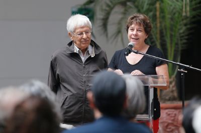 El profesor Hanns Stein fue el encargado de presentar a la profesora Faride Zerán, destacando la vida y carrera de la galardonada en un discurso leído por su hija, Karla Stein.