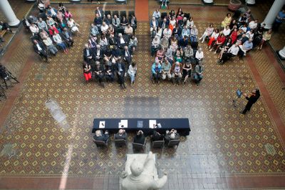 La comunidad de la Universidad de Chile se reunió para celebrar las trayectorias de los dos galardonados, quienes, señaló la Rectora Devés, "son ejemplo de esa visión de la academia que destacaba Juvenal Hernández: la academia comprometida con la transformación".