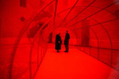 En los últimos años, el egresado de la Casa de Bello sumó el enfoque medioambiental a su análisis de la economía. Todo comenzó cuando lo invitaron a realizar un proyecto en un festival de arte y sostenibilidad en Madrid. Allí, presentó tres ideas y el comité curatorial escogió “El invernadero rojo”, una enorme escultura interactiva.
