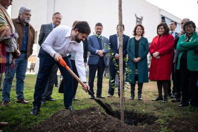 El lanzamiento del ciclo se realizó en la Universidad de Santiago, donde se plantaron 88 árboles en memoria de las y los integrantes de esta Casa de Estudios, entonces llamada Universidad Técnica del Estado, que fueron víctimas del régimen.