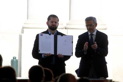 El Presidente Gabriel Boric y el Ministro Luis Cordero firmaron el decreto que transforma el Plan Nacional de Búsqueda Verdad y Justicia en una política pública permanente. 