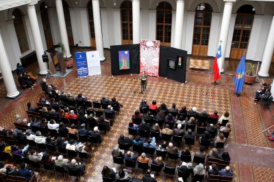Este evento sigue la línea de otras experiencias en la U. de Chile donde la poesía ha sido el lenguaje para rememorar conjuntamente, reuniendo el imaginario poético con la comunidad universitaria y la sociedad.