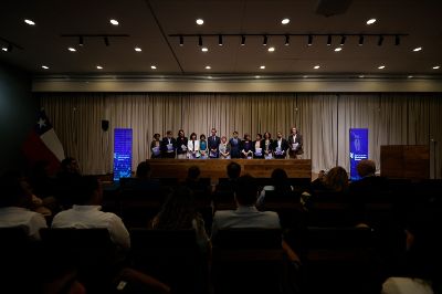 Durante la actividad, que tuvo lugar en el Salón Domeyko de la Casa Central de la Universidad de Chile, se entregó el documento final de trabajo del comité.