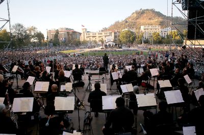 Más de 5 mil personas repletaron la explanada de la Plaza Italia para ser parte del concierto ciudadano ofrecido por la U. de Chile este jueves 26 de enero.