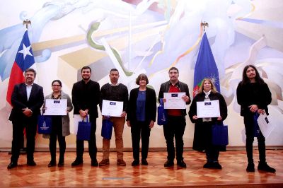 Se presentó a los(as) 7 finalistas del personal de colaboración del concurso, quienes recibieron un diploma de reconocimiento entregado por las autoridades de la Universidad. 