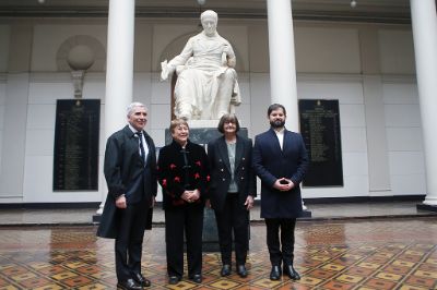 El texto fue presentado por la ex Presidenta, Michelle Bachelet, y el Rector de la U. Diego Portales, Carlos Peña, quienes llegaron hasta la Casa Central para sostener un diálogo.