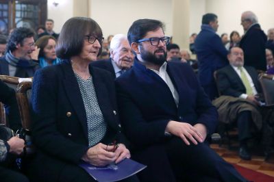 Al lanzamiento asistió el Presidente de la República, Gabriel Boric, quien fue recibido por la Rectora de la U. de Chile, Rosa Devés.