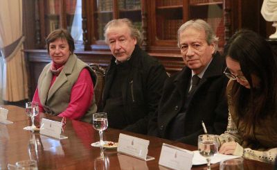 La directora de Relaciones Internacionales, Alicia Salomone; los decanos Francisco Martínez y Raúl Villaroel, y la Tercera Secretaria Cultural, Luna Wang, también formaron parte del encuentro.