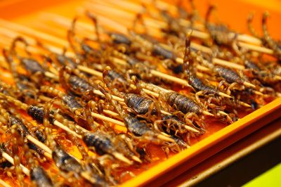 La entomofagia o también conocida como el consumo de artrópodos, particularmente insectos, es una práctica común en muchos países de Oriente y Asia.  